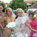 "Hvala svima koji su došli, a i onima koji nisu" Milica Kemez raspalila po familiji nasred svadbe od milion evra!