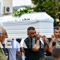 Potresni prizori sa sahrane devojčice (11), ubijene u Grčkoj: Čuo se aplauz, reči nastavnice kidaju dušu