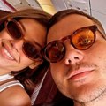 Brenin sin odveo devojku na putovanje: Objavili selfi iz aviona, a svima u oči upao detalj na njegovom vratu (foto)