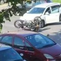 Snimak haosa u Zemunu! Sudarili se auto i motor, vozač motocikla hitno prevezen u Urgentni centar