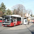 (Foto): Nijedan autobus 512 celo pre podne nije krnuo iz Sremčice zbog 2 bahato Parkirana automobila! Građani besni…