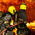 Požar kod glavne ulice u Zemunu Policija i vatrogasci na licu mesta!