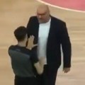 Zvezdan Mitrović "poludeo" i trčeći nasrnuo na sudiju: Ovakvog ga nikada niste videli