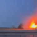 (Video) Gori automobil kod Pupinovog mosta: Ogromna buktinja guta vozilo, širi se gust dim
