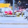 Haos na aerodromu! Muškarca jure po pisti u blizini aviona u pokretu (VIDEO)