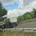(Video) Drama kod mosta na Adi: Automobil završio na boku naslonjen na kamion! Saobraćaj blokiran posle udesa