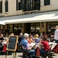 Seo na Jadranu da ruča, pa ostao u šoku kada je dobio račun - naplatili mu čak i korišćenje bibera