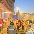 Incident u Novom Sadu: Iz stranačkih prostorija SNS-a pirotehnka na građane