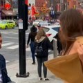 Skandal na ulici zapalio mreže Manekenka se skinula u minijaturni bikini, a reakcije prolaznika su urnebesne! (video)