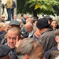Počela dženaza Halidu Bešliću, sin Dino se ne odvaja od svoje dece: Ovi snimci su dokaz koliko su ga voleli