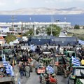Грчки фармери блокирали границе, аеродром и путеве у знак протеста због кашњења средстава ЕУ (ФОТО)