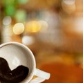 Ljudi sve više bacaju talog od kafe po terasi, evo zašto bi i vi trebalo da uradite isto