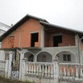 Folkerka odrasla u kući od blata: Opustošeni dom se sad potupuno menja! Ostala bez oba roditelja i brata, a bivši muž udario…