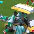 Pa, ovo je nestvarno! Medicinsko vozilo pokosilo fudbalera usred utakmice (video)