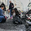 (Foto) Zapaljeni automobili, poharane radnje, srča na ulicama: Parižani čiste grad posle nereda