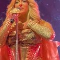 Prvi nastup pevačice albanskog porekla nakon incidenta sa telefonom: Uplakana se obratila publici