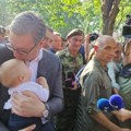 Najlepša slika iz niša Vučić u naručju drži bebu, a mališan pored dovikuje: "Ja vas volim najviše"