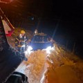 Pripadnici MUP-a spasili tri osobe iz zavejanog automobila kod Sjenice