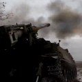 Ruski topovi prave haos na frontu Uništeno oklopno vozilo Oružanih snaga Ukrajine (video)