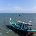 Prevrnuo se drveni čamac kod obala Indonezije: Spasene desetine muslimanskih izbeglica Rohinja