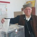 Deda Boža iz Košarna pešačio 8 kilometara kako bi glasao, na biračkom mestu zapevao i zasvirao