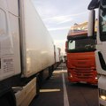 Prolazak kamiona preko Špiljana ka Crnoj Gori obustavljen do 18.00 sati