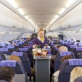 Stjuardesa sa 22 godine iskustva otkriva koja 2 pića nikad ne bi popila u avionu!