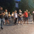 Performans i blokada zajedno u Vranju: Mladi i građani polivalizapuštene zasade
