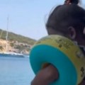 Jeziv snimak izazvao gnev javnosti Otac bacio devojčicu u more kao krpu, ljudi u šoku - "Ovo nije roditeljstvo, ovo je…