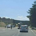 (Foto) Motor pao na zemlju, delovi rasuti: Sudar dvotočkaša i automobila na putu kod Zlatibora