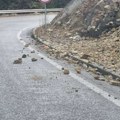 Kamenje i stene se survali na put, vozači izašli da sklanjaju: Odron na magistralnom putu Kraljevo - Raška