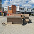 Građanski gest Ragmija Mustafija: Sa sinom obrisao grafit Ratko Mladić sa trga u Bujanovcu