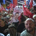 U Turskoj veliki protest podrške opoticiji: Demonstranti nose majice sa likom Ataturka