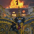 (FOTO) Piratska zastava koja ujedinjuje generaciju Z: Šta znači simbol pod kojim protestuju mladi širom sveta