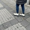 Ko i kako uklanja mrlje od žvaka sa trotoara u Srbiji