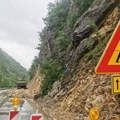 Vozači, oprez! Kolovozi su mokri, a ima i odrona, a evo kakvo je stanje za granicama