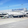 Parkirani avion "pao" zbog kvara na prednjem točku: Nestvaran snimak sa aerodroma u Frankfurtu