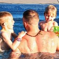 Nema lepše slike od ove: Veljko Ražnatović se kupa u bazenu sa sinovima, ovo njihov mali raj u Titelu