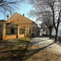 Grad Save Šumanovića čuva svoj neponovljivi šarm: Šid između starih sremskih dvorišta, umetnosti i nove arhitekture koja ne…