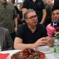 "Lepo vam je selo, moramo puteve da uradimo" Vučić u Banovom Polju: "Deo od Sremske Mitrovice je užasan, to ćemo sada rešiti"…