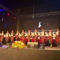 Počeo spektakl u Sremskoj Mitrovici! „Srem folk fest“ okupio goste sa četiri kontinenta, svako veče defile kroz grad
