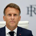 "Zaštita dece više ne može da čeka": Makron najavio zabranu mobilnih telefona u srednjim školama u Francuskoj od 2026.