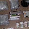 Rus kupio drogu, pa napao policajce: U Novom Sadu uhapšeni i on i diler iz Titela, pronađena marihuana, oprema i novac! (video)…