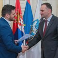 Pokrajinski sekretar Aleksandar Sofić potpisao u Gradskoj kući ugovor vredan 90 miliona dinara Zrenjanin - 90 miliona dinara