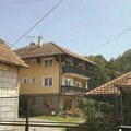 (Foto) na samom ulasku u Ljig, tik uz Ibarsku magistralu: Ovo je porodična kuća Jovana Jeremić, u istom dvorištu i kafana