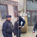 Palili baklje, bacali petarde i gađali jajima zgradu i policajce! Poljoprivrednici pravili haos, pa zapalili lomaču