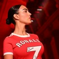 Georgina napravila neviđenu pometnju u Parizu Izašla na pistu u haljini napravljenoj od Ronaldovog dresa i ostavila sve u…