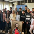 Učenici iz Rume poklonili ministarki Slavici Đukić Dejanović ikonu Svetog Save