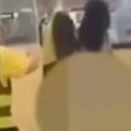 Gola žena napravila haos na aerodromu! Prošetala pored šokiranih carinika kao od majke rođena (video)