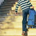 Broj dece sa krivom kičmom biće manji kad đačke torbe ne teže više od 5 kila: Prvaci sad nose preko 8, ima sve više…